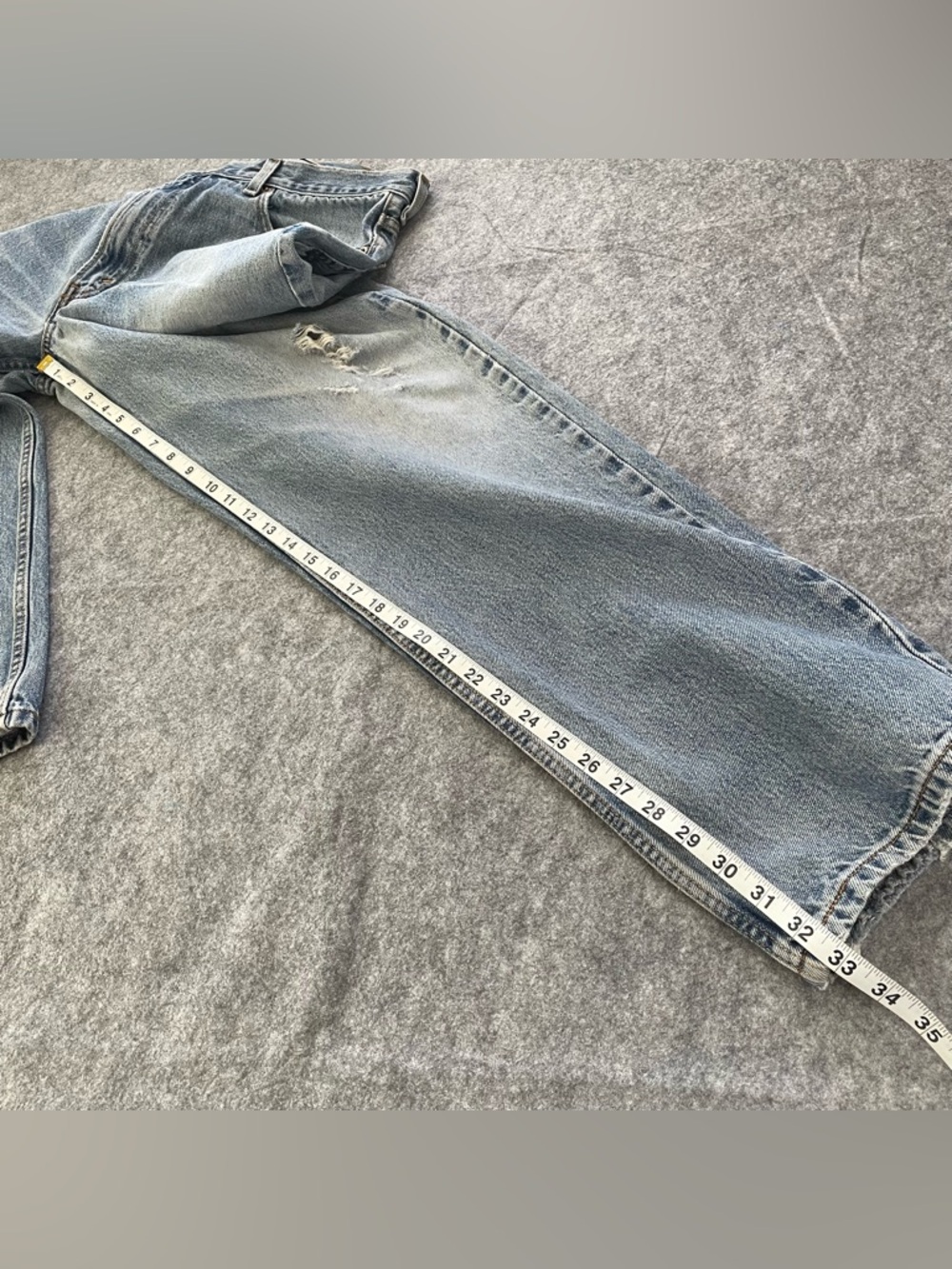 Levis 550 Relaxed Fit Jeans Mens 36x34 Blue Light Wash Distressed 100% Cotton - Picture 11 of 16